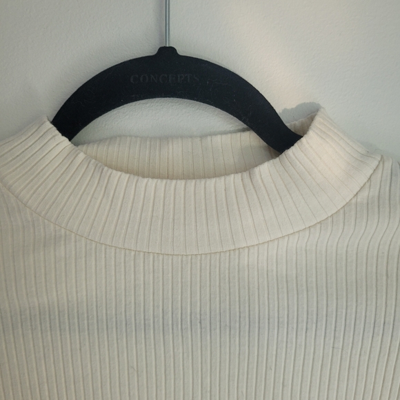 Uniqlo sweater - Picture 2 of 5
